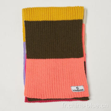 Bloc de couleur de la fille écharpes tricotées